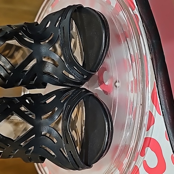 E BAMBOO laser cut out Heels size 7 Never worn! Sleek, Beautiful & Fashionable! - Picture 3 of 11